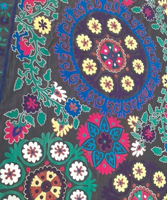 ANTIKVAR SUZANI – 1980 yil ipak ipda qoʻlda tekilgan