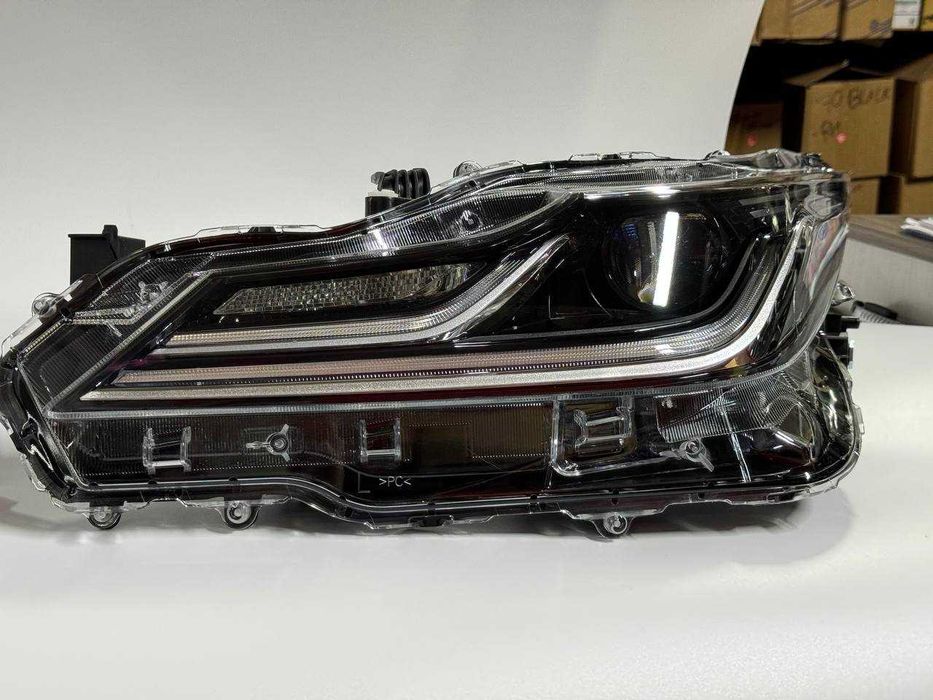 Передние фары Toyota Corolla
