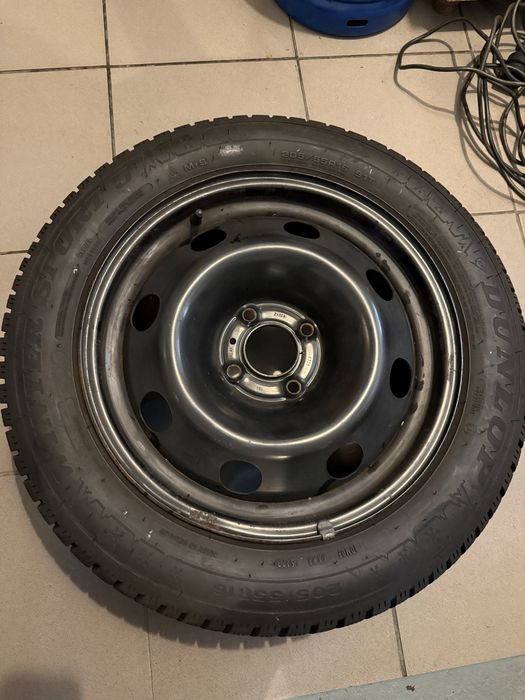 Vand anvelope iarna Dunlop 205/55/16 impecabile