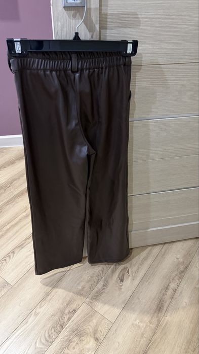 Продам кожаные брюки для хуленьеой девочки