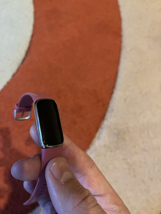 Bratara smart fitness Fitbit Luxe