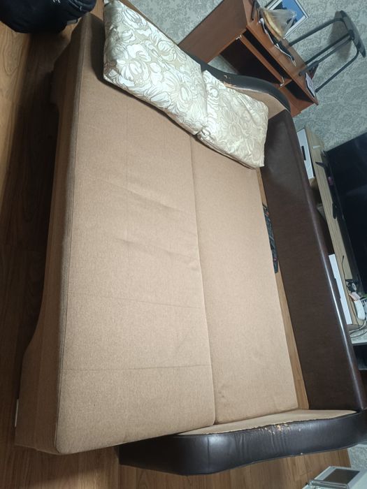 Диван.            .