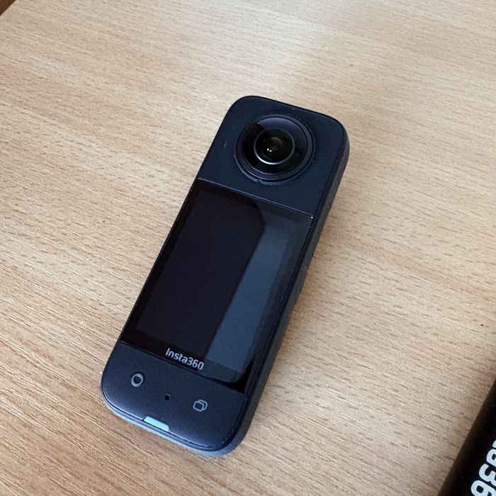 Insta360 X3 5.7K 360 камера, като нова + селфи стик, протектори, калъф