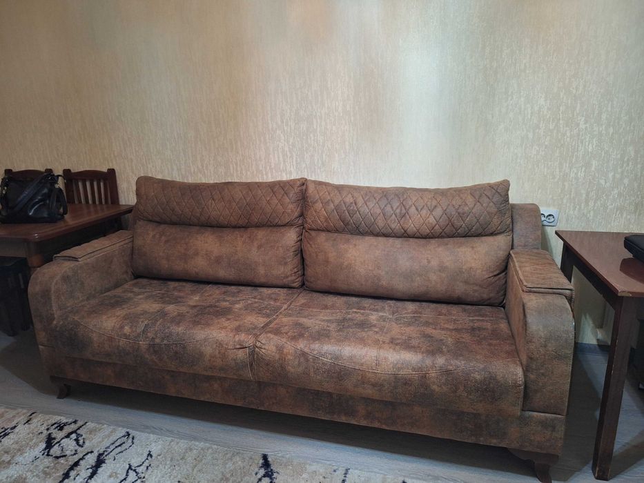 Продается диван в гостиную