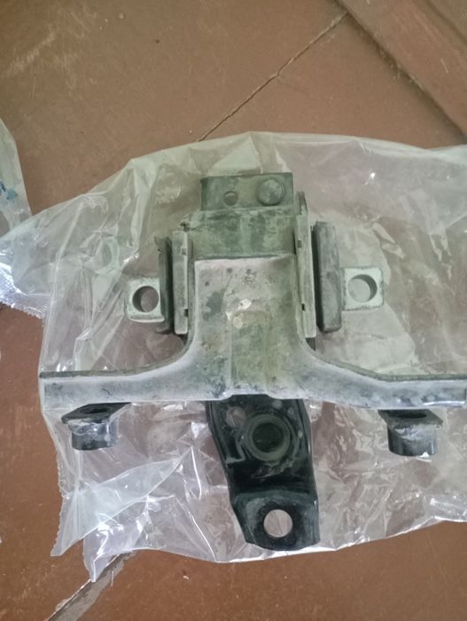 Продам подушки двигателя на Шкода рапид