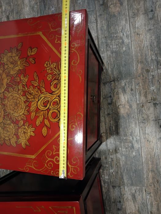 Тумбочки красные узорчатые