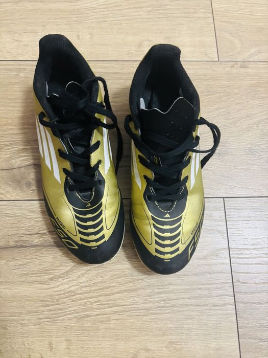 Бутонки на Меси, футболни обувки