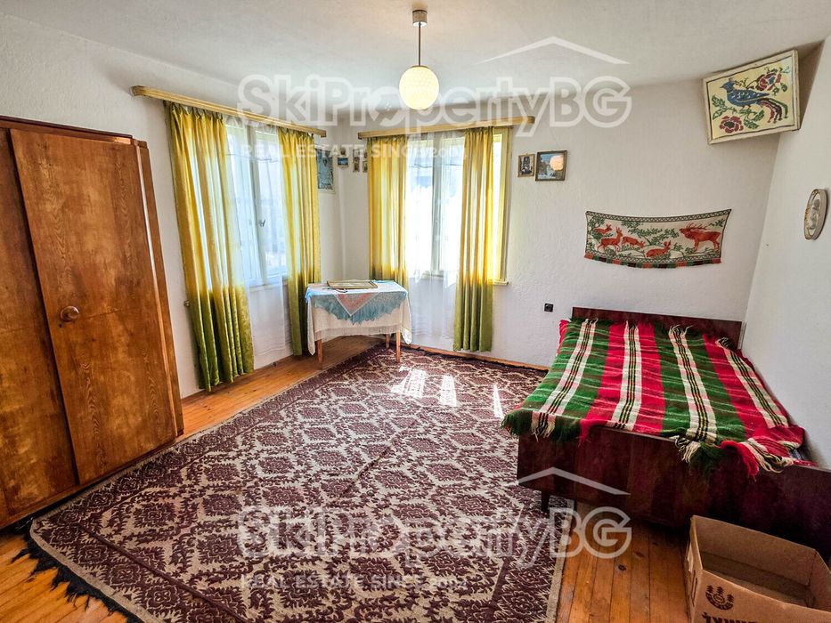 Стара къща с голям инвестиционен потенциал в село Говедарци, близо до Боровец!