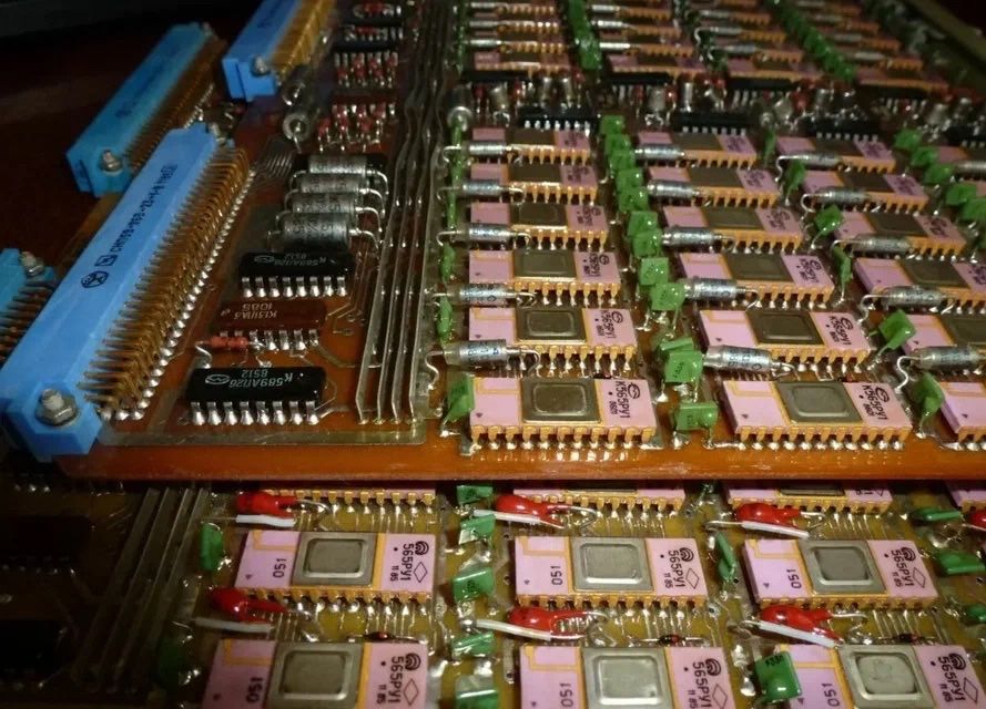 Принимаем радиодетали.