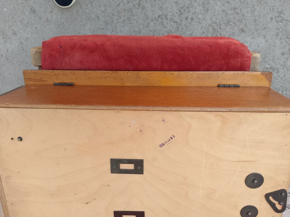 Соат 1975 йил ишлейди