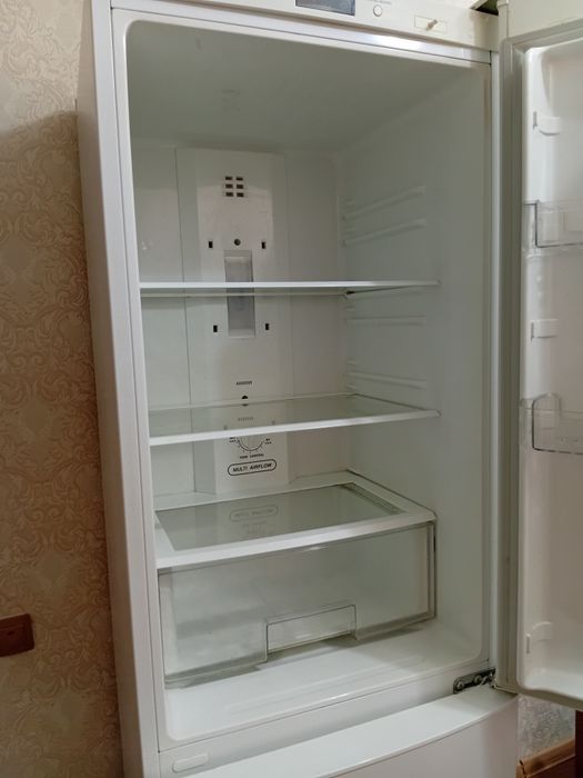 Продам. Холодильник. В отличном состояние