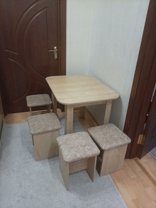 Кухонный стол и стулья в отличном состоянии
