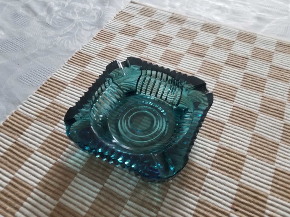 Голям стъклен кристален пепелник- 15 cm диаметър