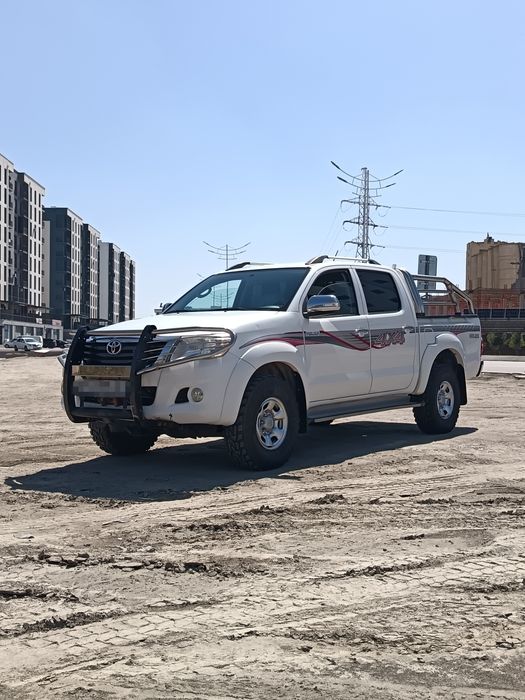TOYOTA HILUX 2013 йил сотилади.