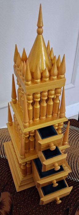 Шкатулка ручной работы из дерева в форме дворца.