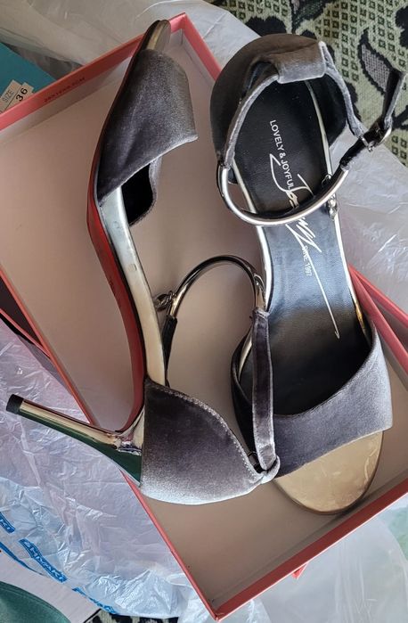 Продам босоножки серые