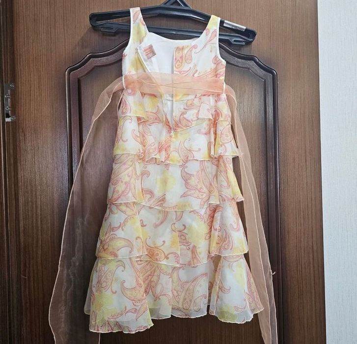 Продам платье нарядное для девочки на 3-5 лет