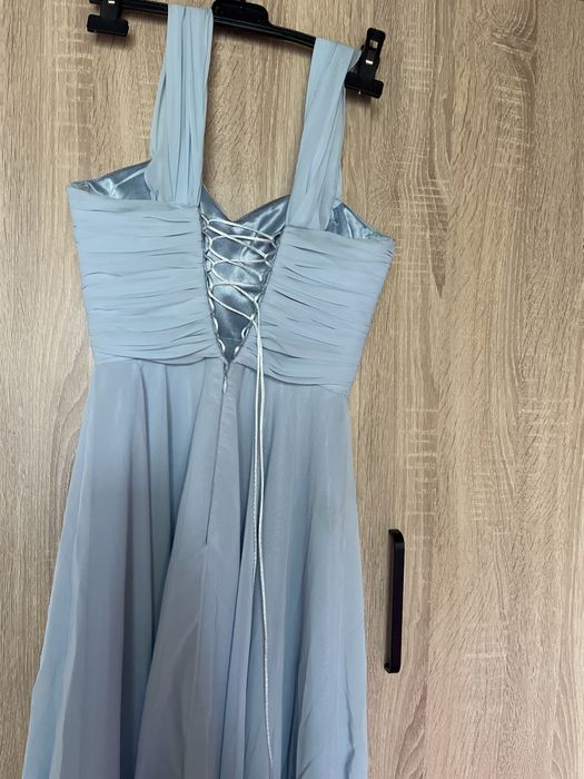 Роклята е използвана за бал.