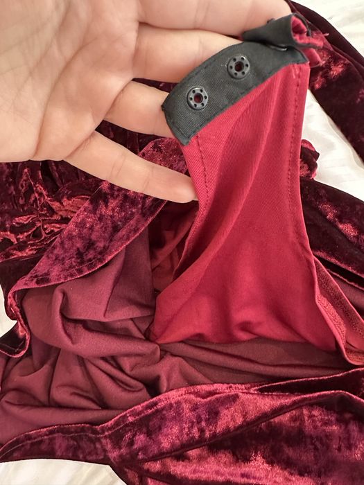 Уникална стилна рокля в актуален цвят бордо от мека плюшена материя