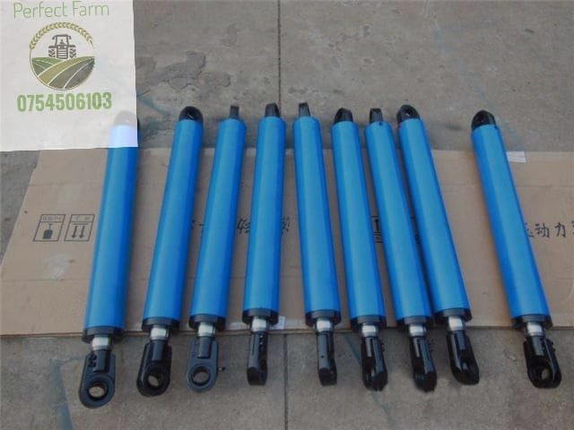 Cilindrii încărcător frontal, Plug, cupa, directie