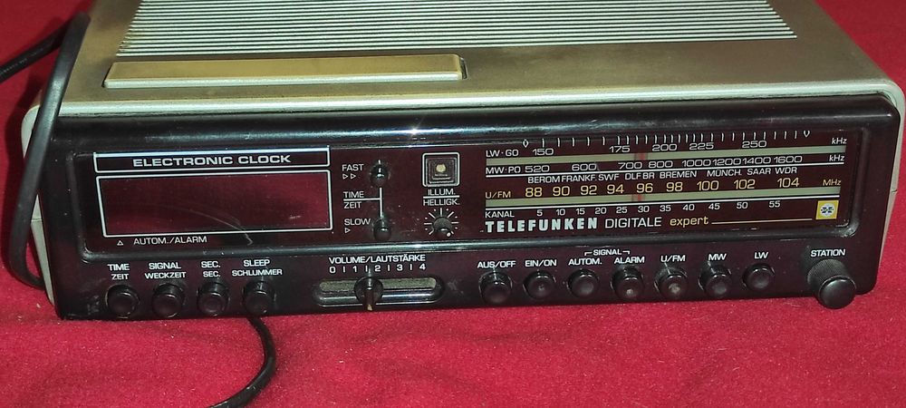 Aparat radio -TELEFUNKEN digital expert din 1974 - il vind ca defect - se aprinde