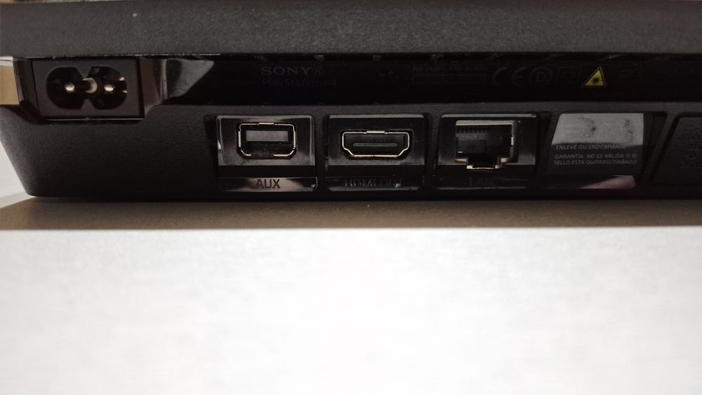 Продавам PS4(чист)