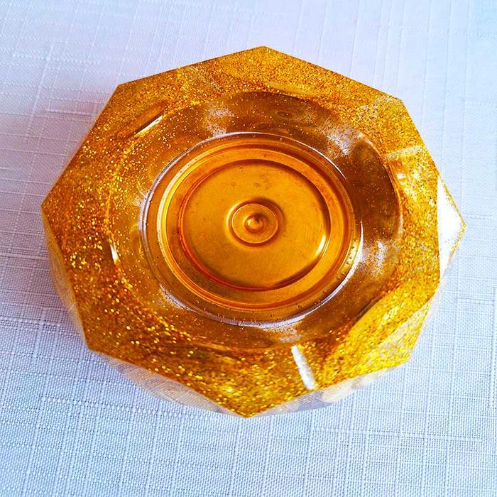 Пепелник от епоксидна смола с месингови пластини