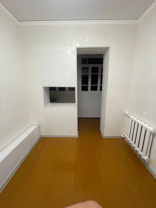 Shahar markazida joylashgan, yangi ta'mirlangan 3 XONALI UY sotiladi