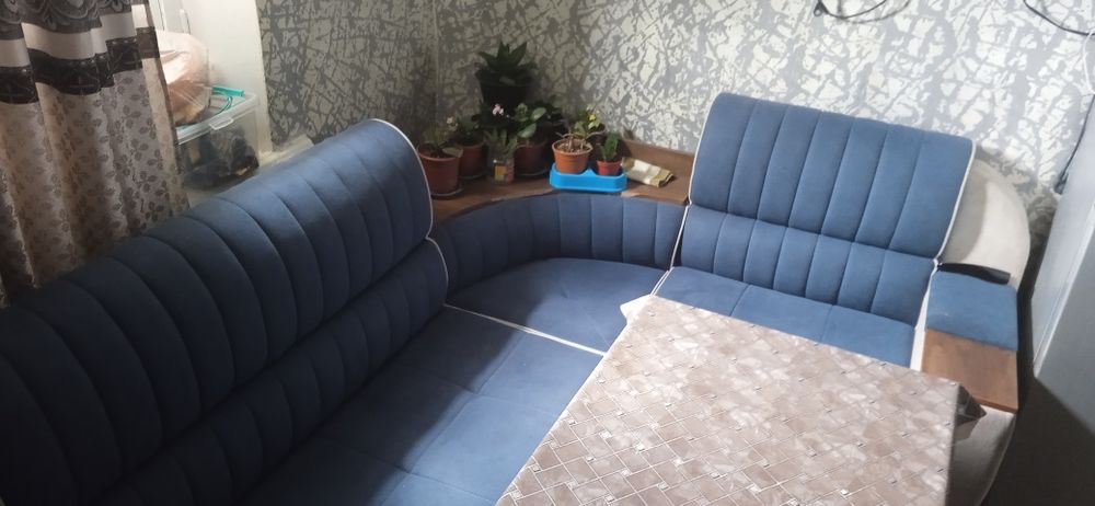 Ugolok divan tezda kelishilgan xolda sotiladi