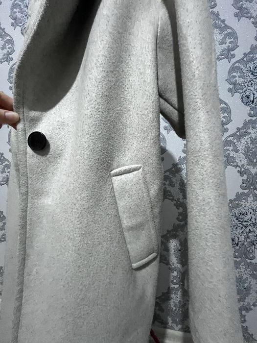 Серое пальто до колен