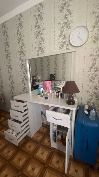 Трюмо с зеркалом