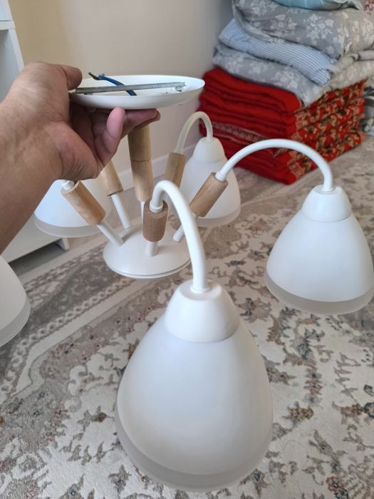 Продам люстру матово белую с элементами дерева