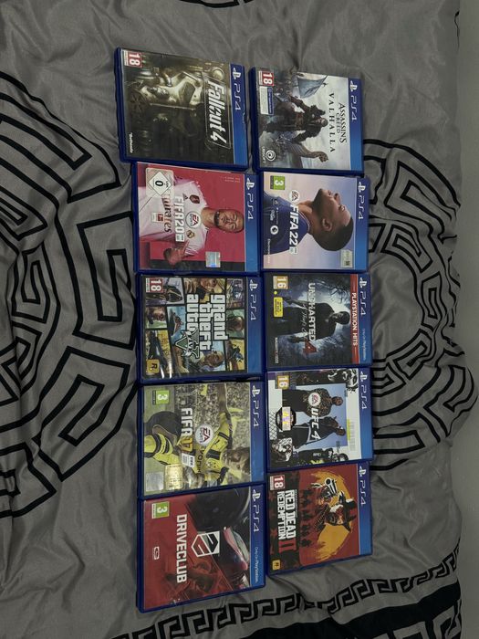 Ps4,2 controllere 10 jocuri