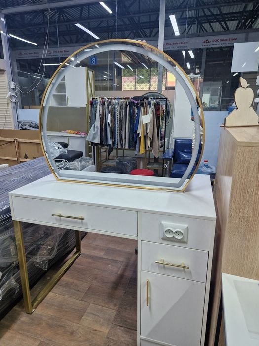 Рабочий стол парикмахера с подсветкой