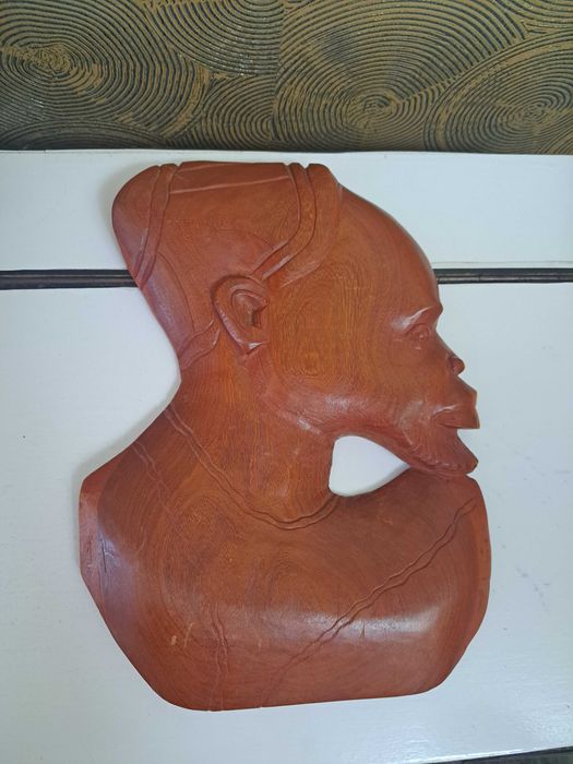 Еротични статуетки от дърво