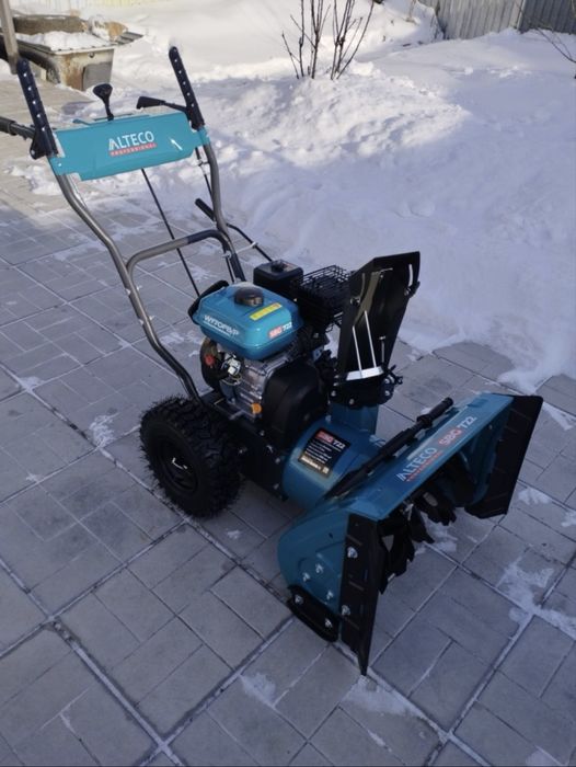 Продам снегоуборочную машину