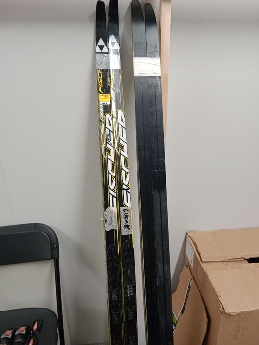 Лыжи и ботинки ,162 см.классика и конковые