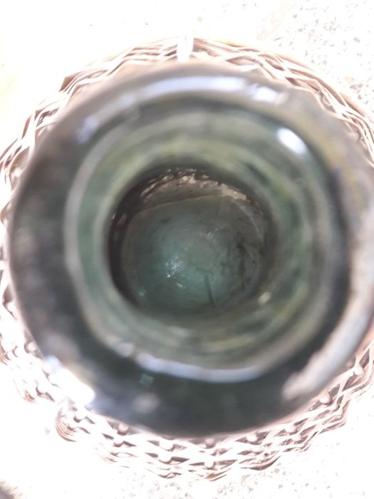 Пътнически куфар и дамаджана