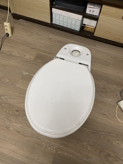 Toaletă cu rezervor