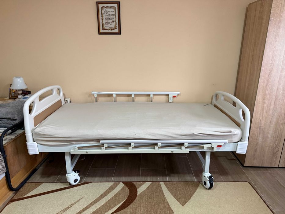 Механично болнично легло с четири секции ЕРГО с дунапренен матрак и антидекубитален дюшек