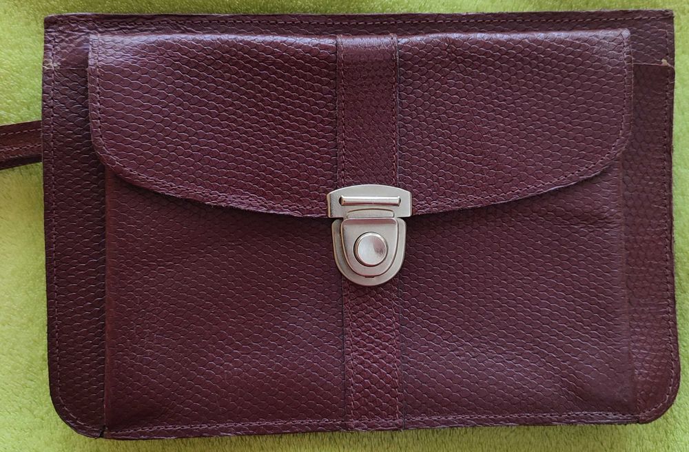 Перфекна Мъжка Кожена Чантичка Чисто НОВА