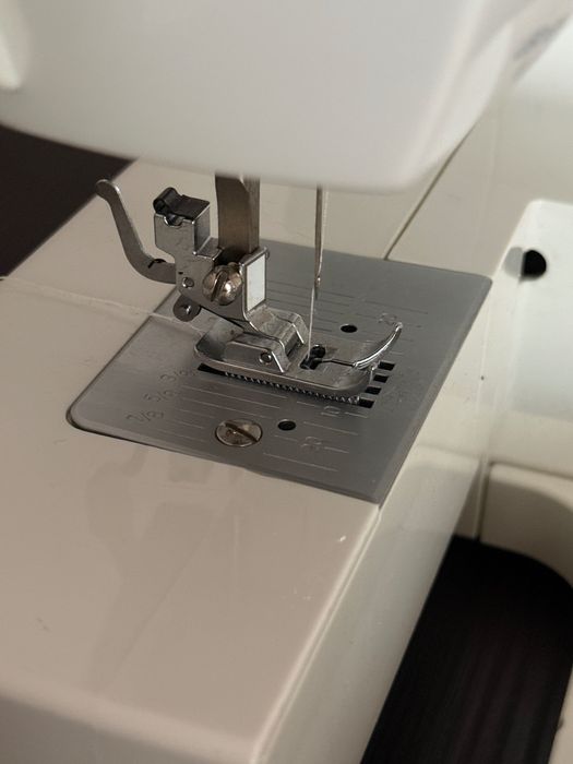 Masina de cusut electromecanica Minerva NEXT141D, 10 programe, 850 imp/min, 70W, Alb/Mov