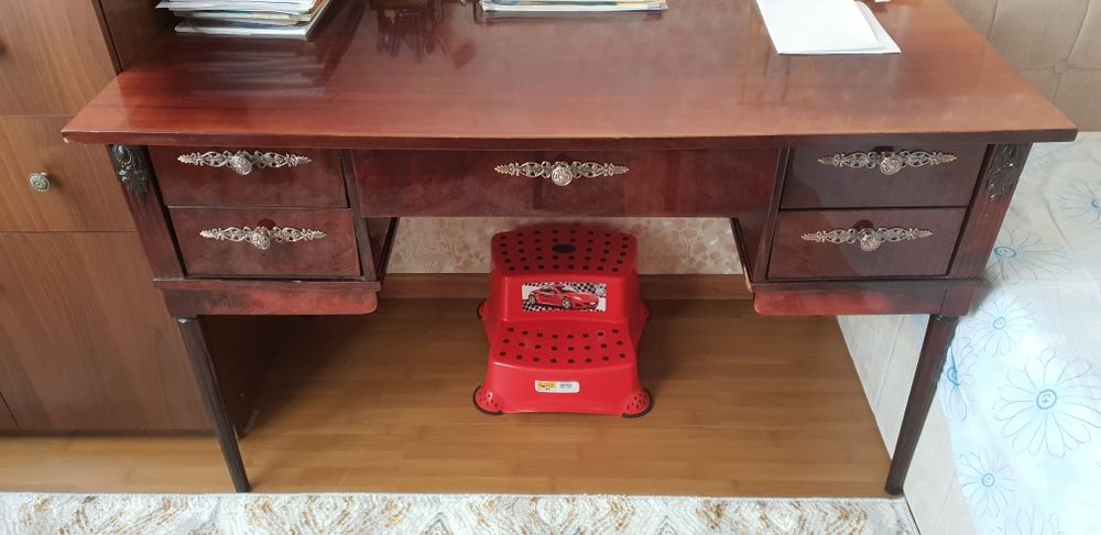 Руминский писменный стол