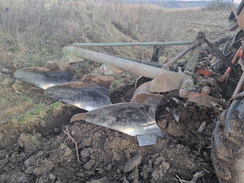 Tractor, plug, disc si remorca