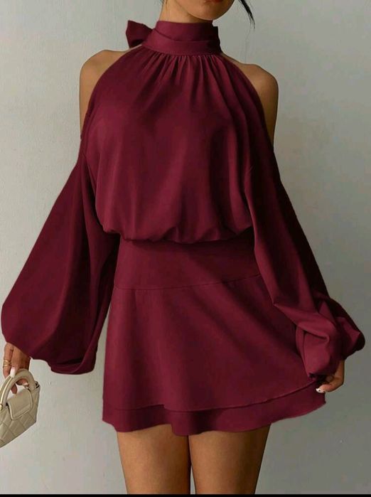 Къса червена рокля