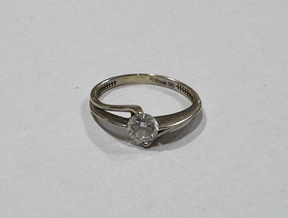 Златен пръстен от бяло злато 14K 585 с камък / 1,62гр.