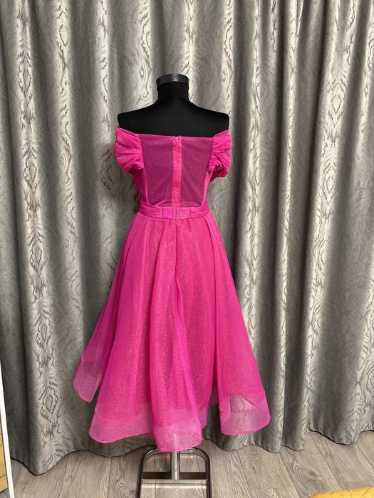 Rochie BBY roz, cu umerii picați, model deosebit,