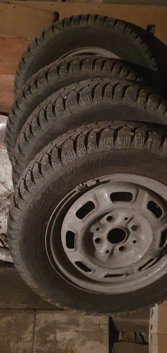 Продам ,швеллер7,8м,,.канистры,фляги.