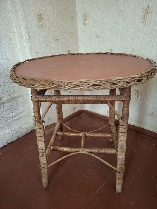 Плетеный стол из лозы