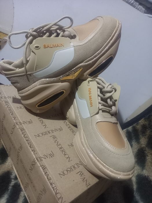 Новые кроссовки разные